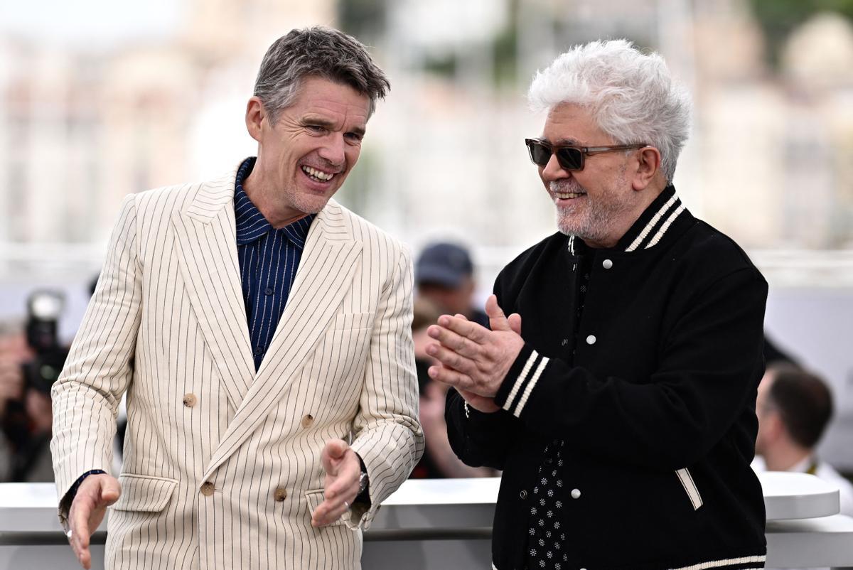 Pedro Almodóvar aterriza en Cannes. El cineasta estrena en Cannes el mediometraje ‘Extraña forma de vida’, con Ethan Hawke y Pedro Pascal, un wéstern protagonizado por dos gais que subvierte el género