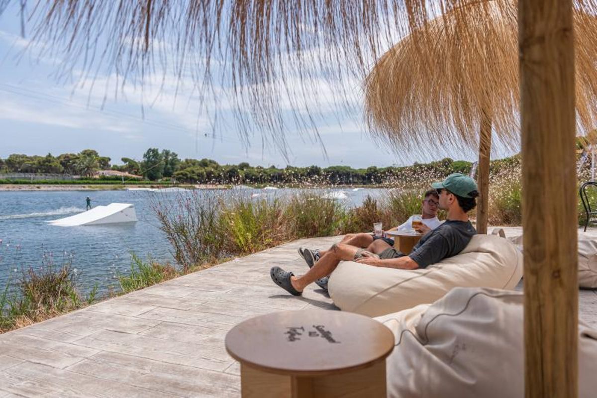 Puffs con vistas al cableski de Be Wake Park.