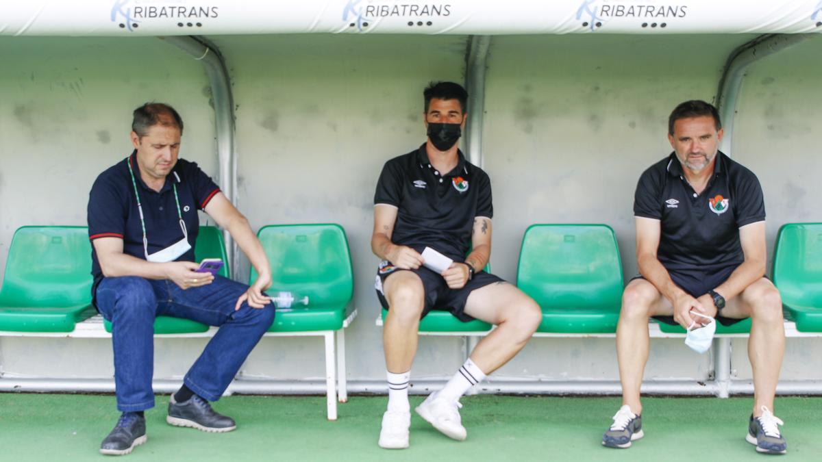 Francis Bordallo, director deportivo; Alex García, segundo entrenador y Julio Cobos.