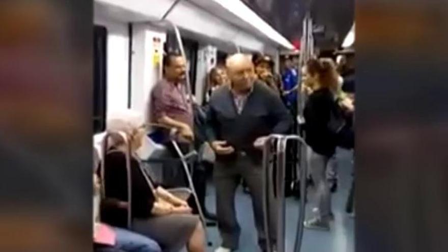 Dos ancianos bailan hip hop en el metro de Barcelona