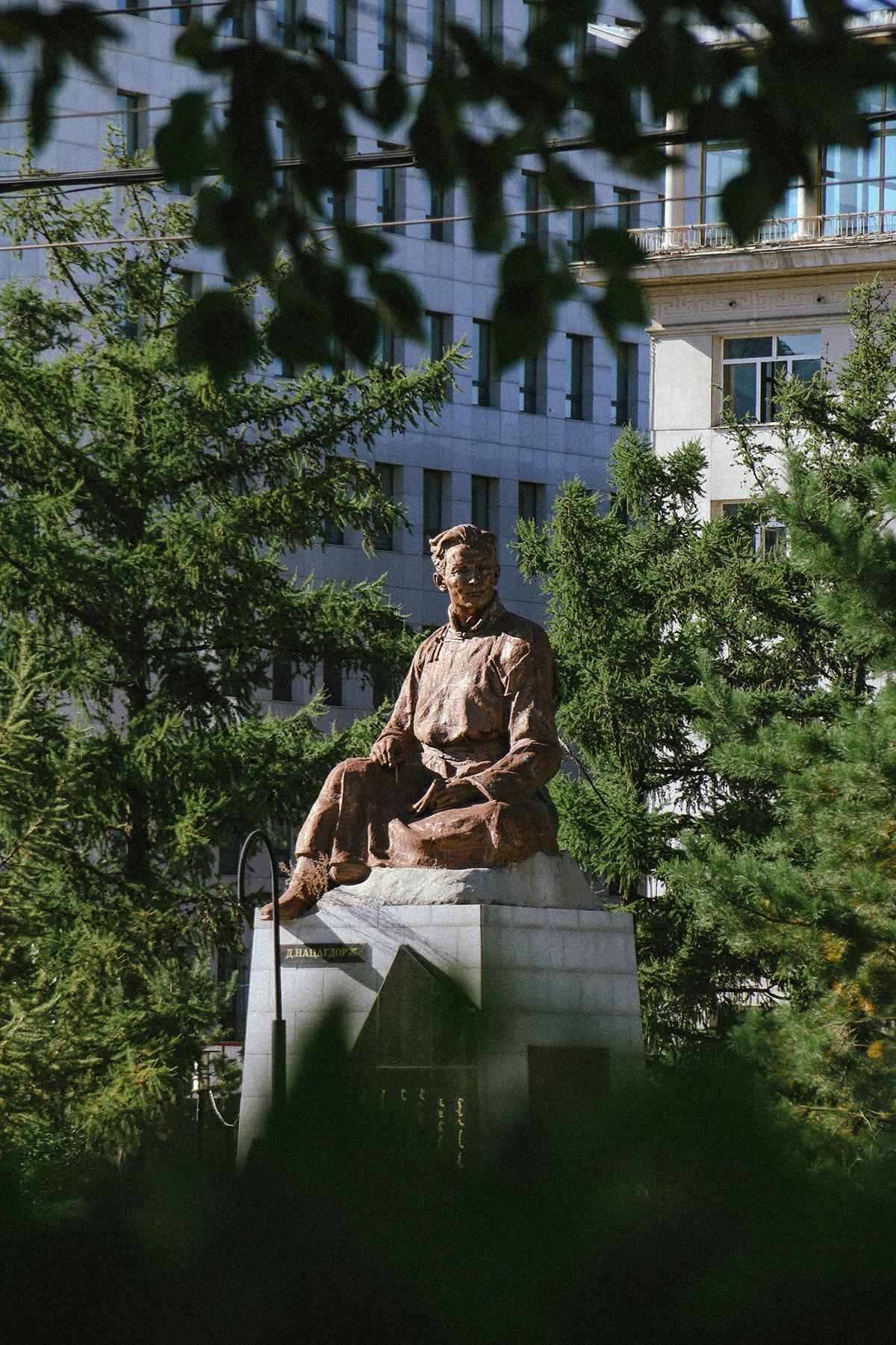 Ulan Bator concentra la Mongolia más urbana, entre edificios oficiales, monumentos y avenidas rodeadas de montañas.