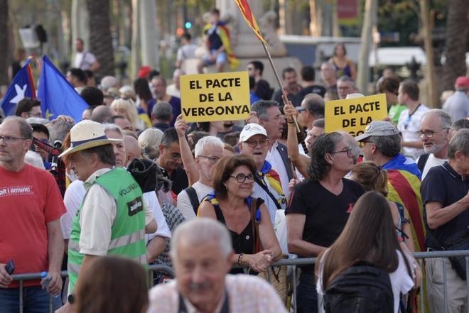 Concentración en Arc del Triomf de Barcelona esperan la llegada de Carles Puigdemont