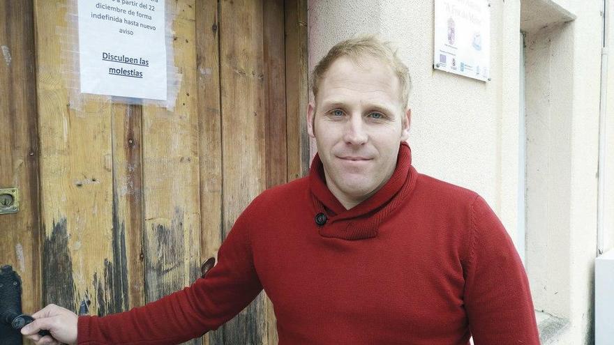 Martín Otero, en la puerta de la &quot;casa rosa&quot;, cerrada de nuevo.