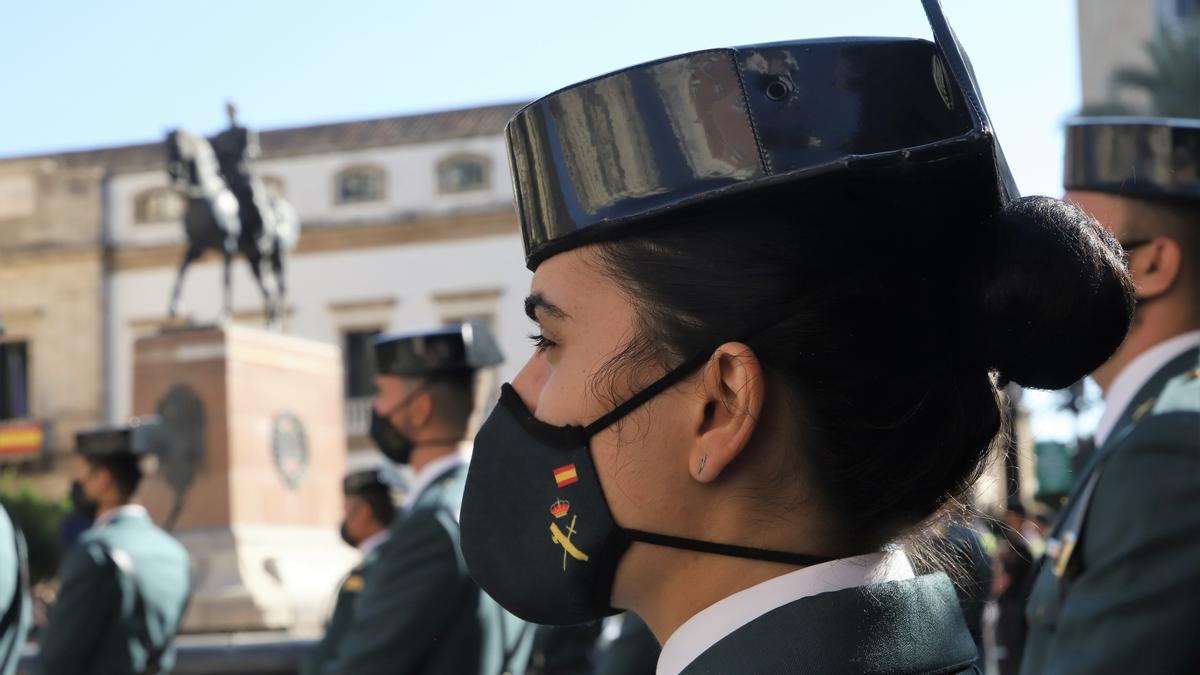 Izado de bandera en Las Tendillas en honor a la patrona de la Guardia Civil