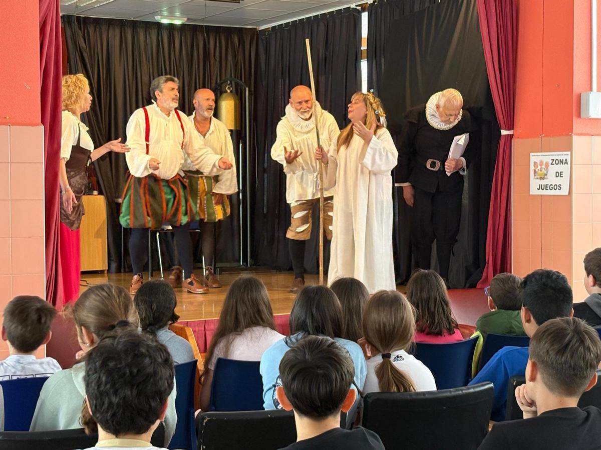 Un momento de la representación teatral ante el alumnado.