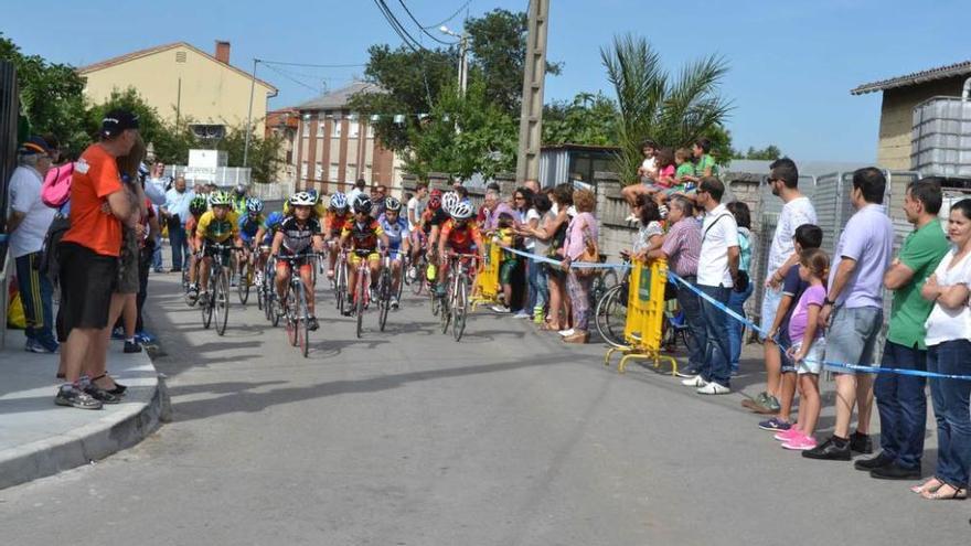 Corredores en el circuito de El Carbayu.