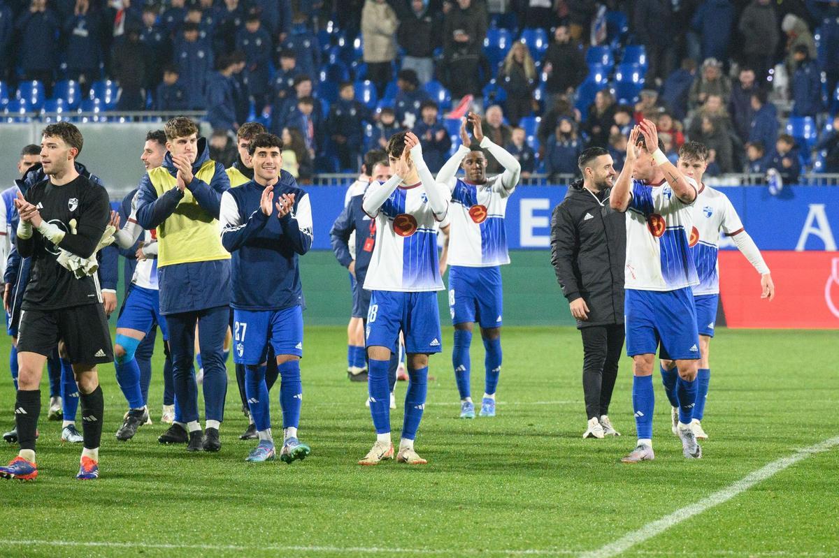 Los jugadores del CD Ebro aplauden a la afición local en el Ibercaja Estadio.