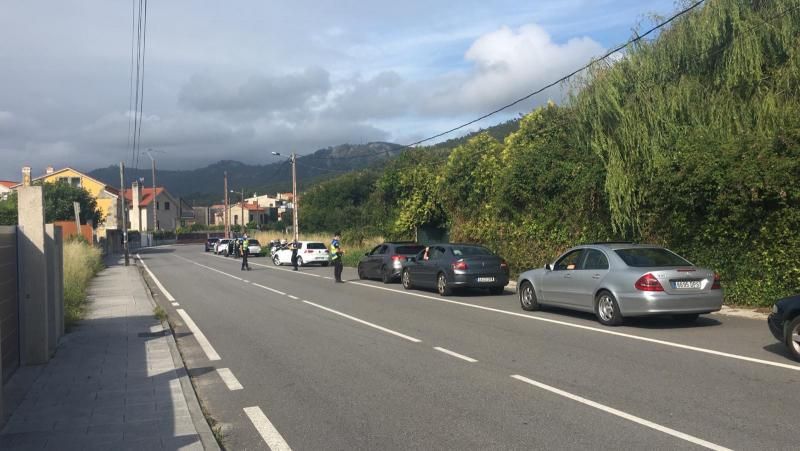 Jóvenes en la zona de la movida canguesa, la madrugada del sábado para el domingo.  