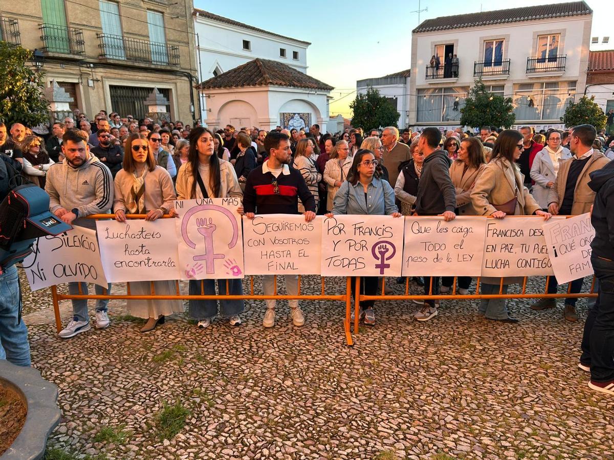 Fotogalería | Concentración del pueblo de Hornachos en apoyo a la familia de Francisca Cadenas