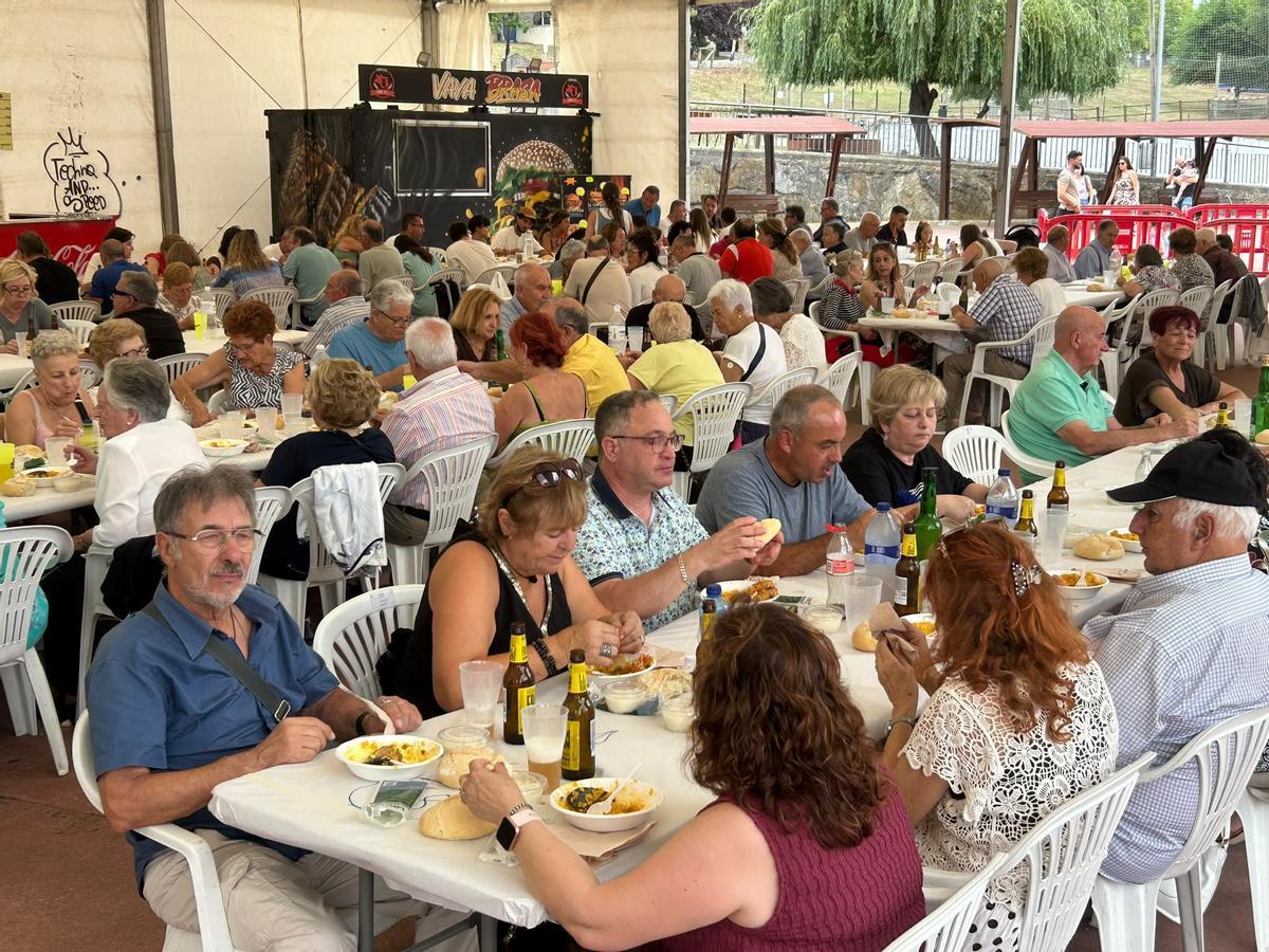 EN IMÁGENES: Las Vegas sale con los cubiertos a la calle para celebrar las fiestas