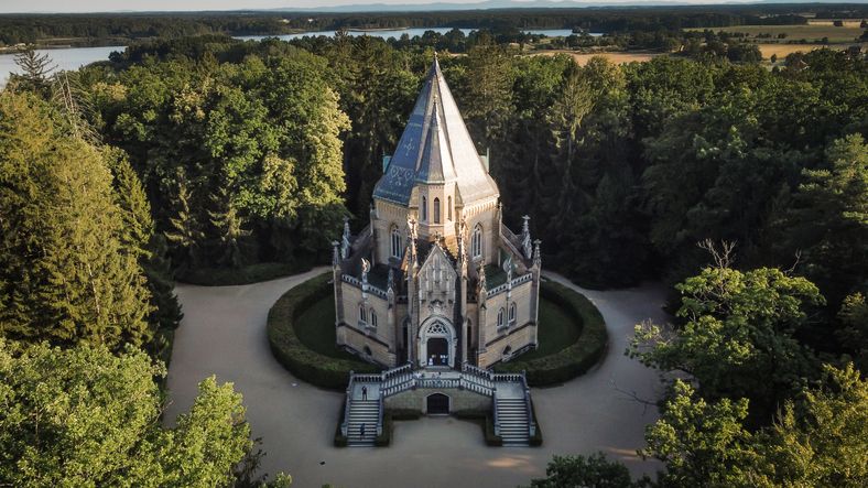 Třeboň es una ciudad famosa por sus balnearios, sus festivales de cine y música o la tumba de Schwarzenberg.