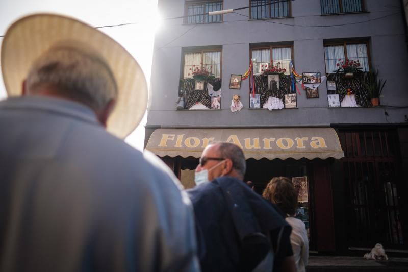 Balcones engalanados por la festividad de San Benito.