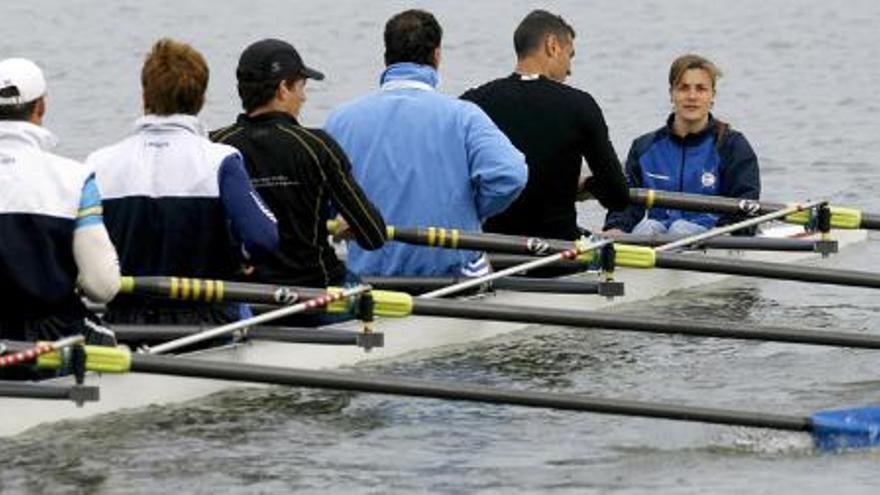 María Victoria Piñeiro, al fondo, con la tripulación del ocho con timonel de Astillero.