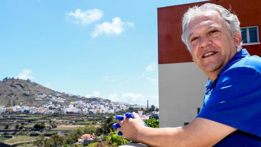 Juan Manuel Rodríguez, máximo responsable técnico de Las Palmas Atlético. Detrás, la Montaña de Arucas.