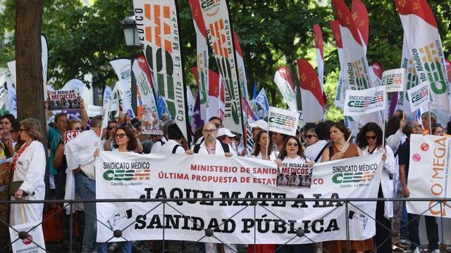 Concentració de metges davant el Ministeri de Sanitat, ahir a Madrid. | MARIA AGUILELLA PARDO / EFE
