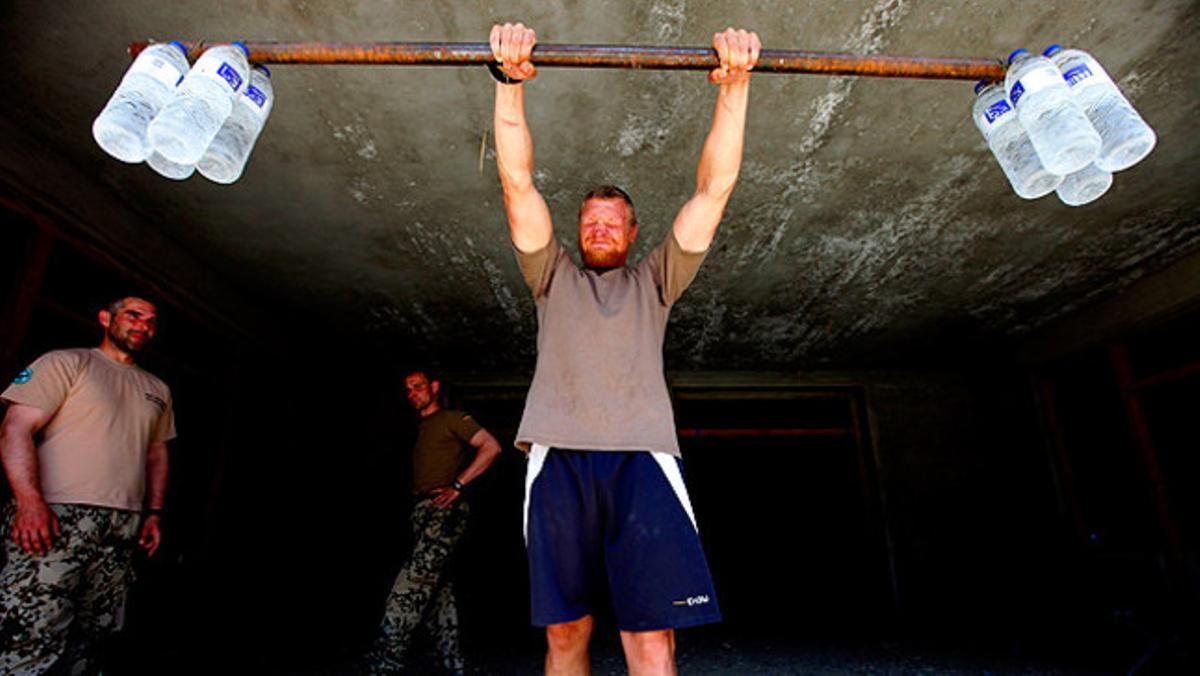 Un soldat alemany s¿entrena en un control militar als afores de Kunduz, al nord de l¿Afganistan.