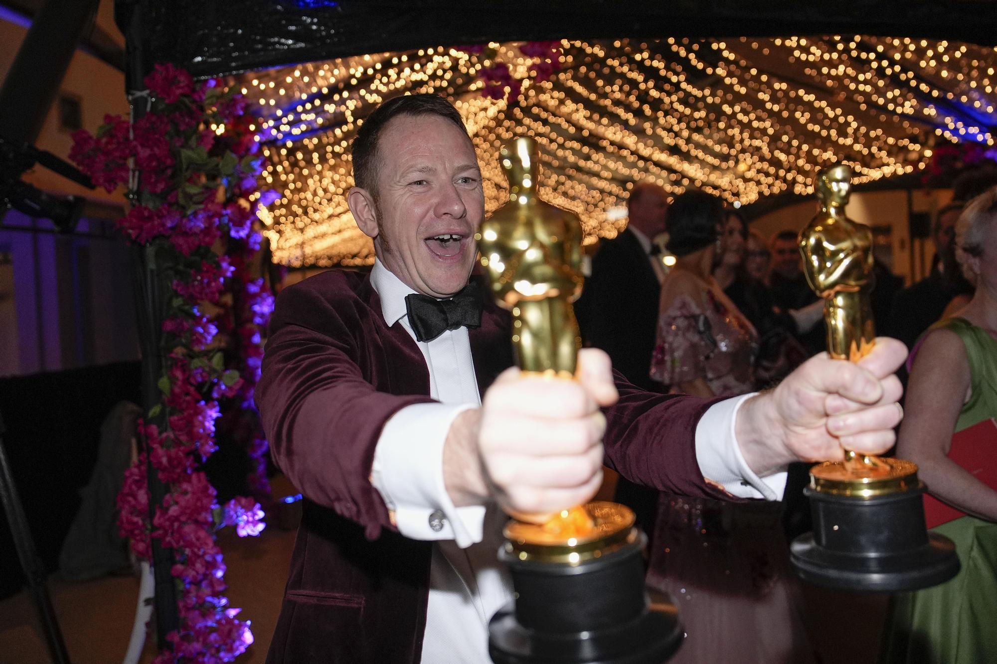 James Price, winner of the award for best production design for "Poor Things," attends the Governors Ball after the Oscars on Sunday, March 10, 2024, at the Dolby Theatre in Los Angeles. (AP Photo/John Locher) Associated Press/LaPresse Only Italy and Spain / EDITORIAL USE ONLY/ONLY ITALY AND SPAIN