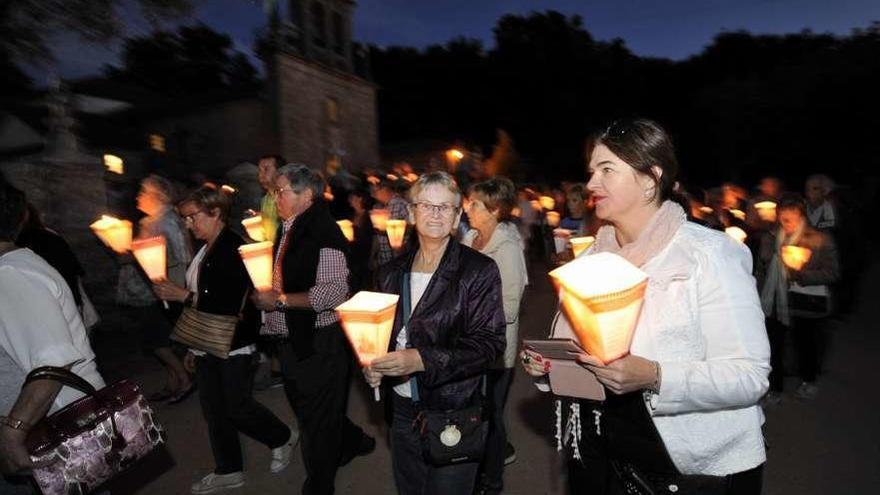 Centenares de fieles participaron en la procesión, por el entorno del templo. // Bernabé/Javier Lalín