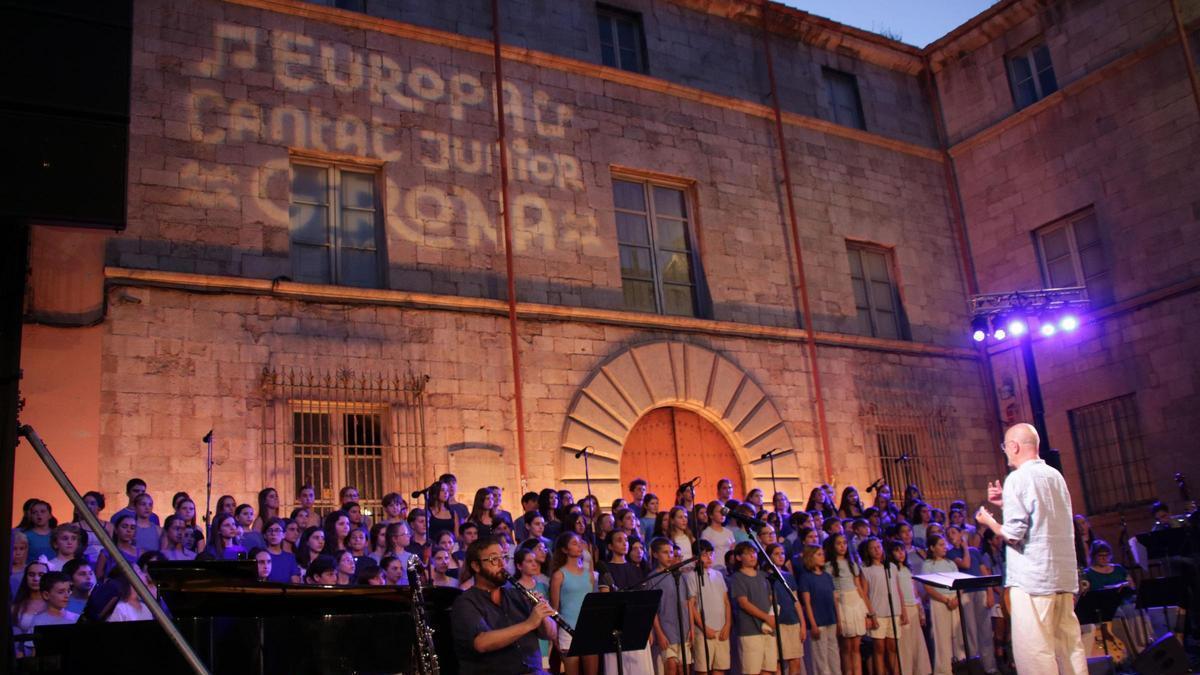 El director i 200 infants en l'espectacle inaugural del festival