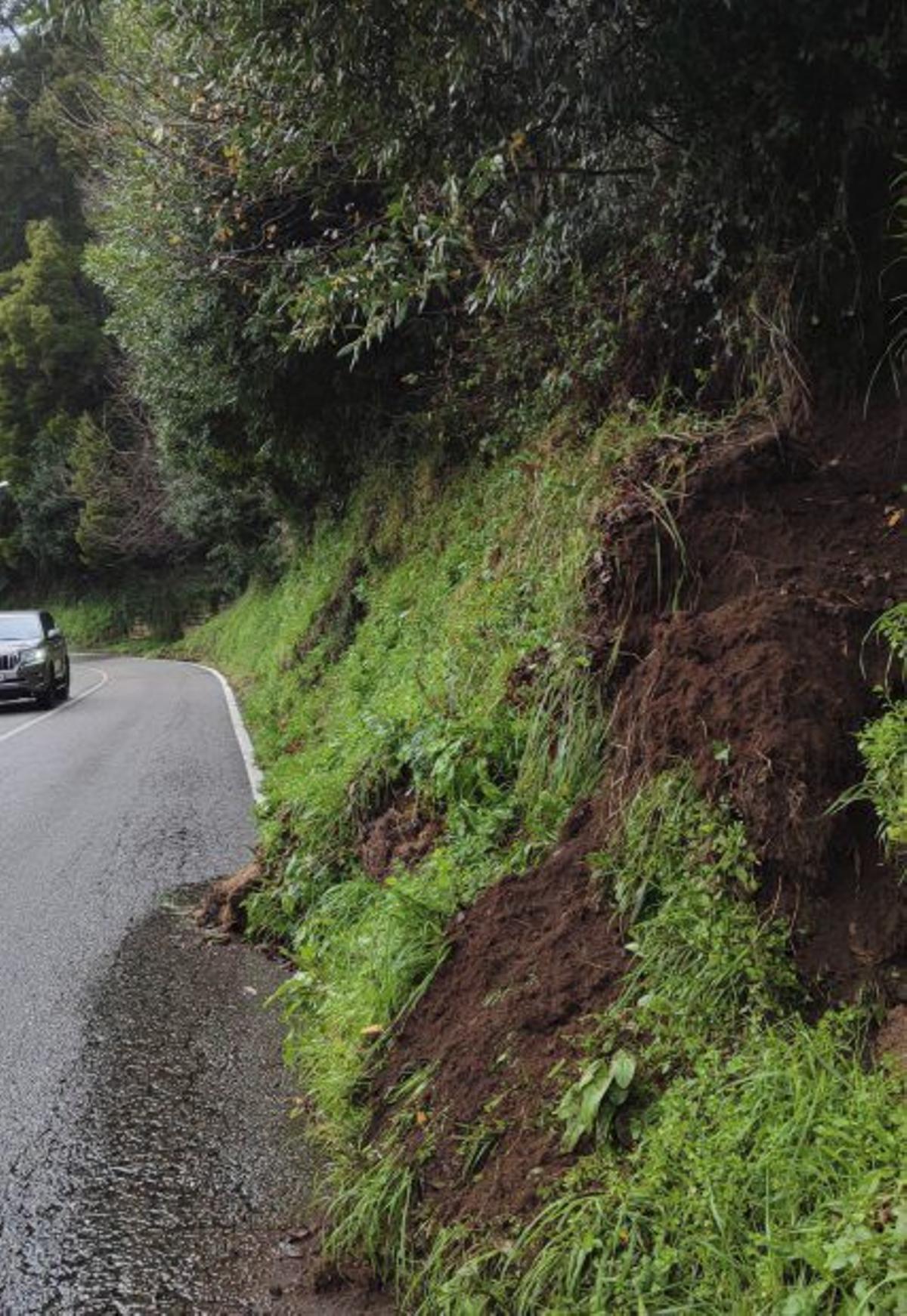 Restos de un desprendimiento en un talud en O Valado. | FDV