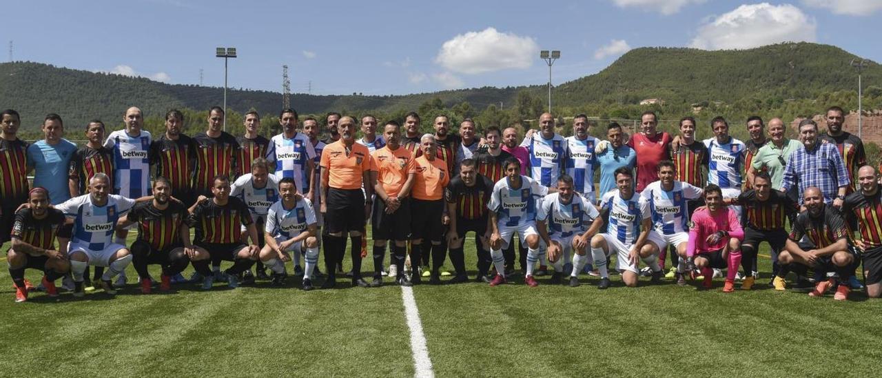 Els jugadors dels equips de veterans del CF Callús i del RCD Espanyol van posar junts abans de la confrontació amb el tercet d’àrbitres i els membres del respectius cossos tècnics                                                                                                         | ALEX GUERRERO