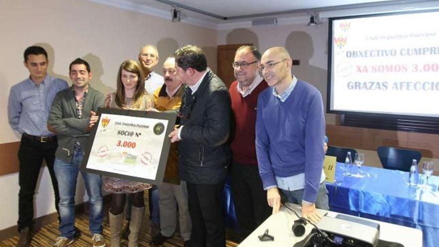 Los directivos del Ourense posan con la socia número 3.000, el pasado 28 de febrero. // Jesús Regal