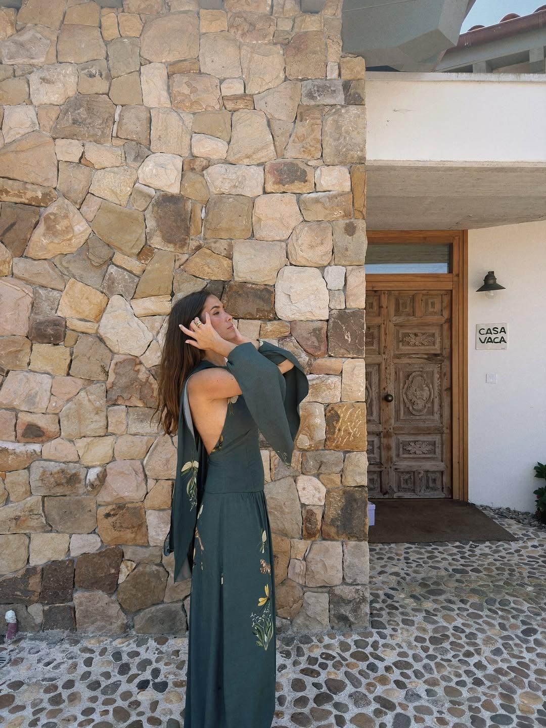 María Pombo embarazada con vestido verde