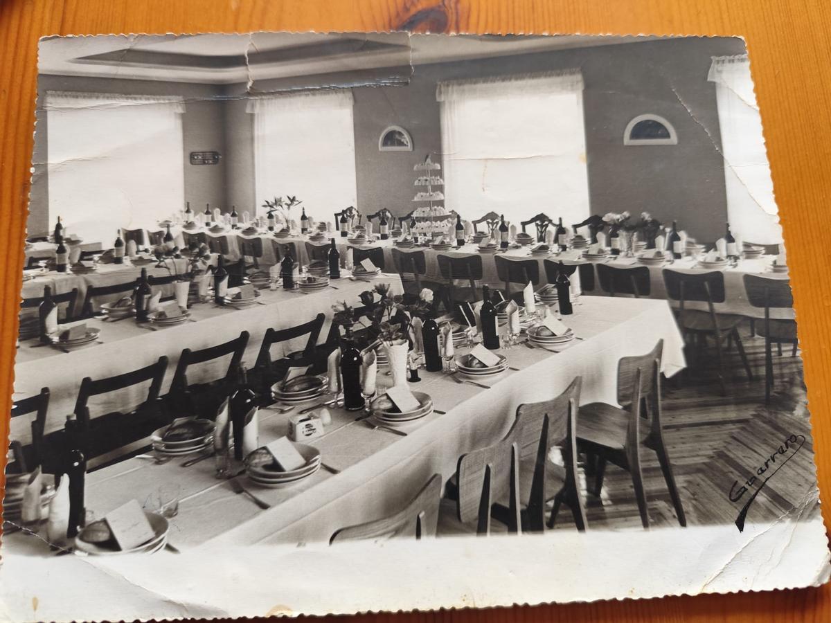 Mesas puestas para una boda en uno de los salones de "Las Delicias".