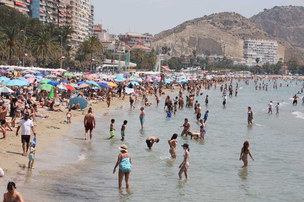 La playa del Postiguet abarrotada este caluroso martes 2 de junio