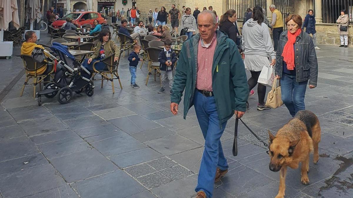 Numerosas personas en el centro de Jaca, este puente.