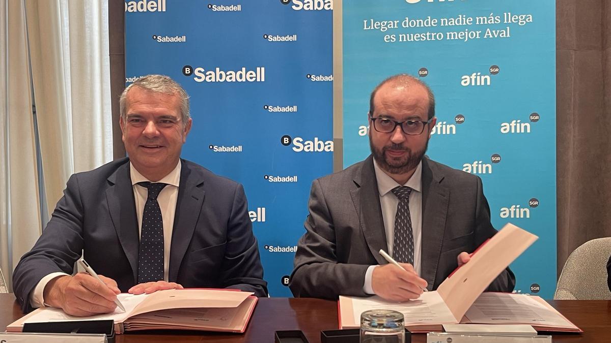Firma de la renovación del acuerdo entre Sabadell y Afín.