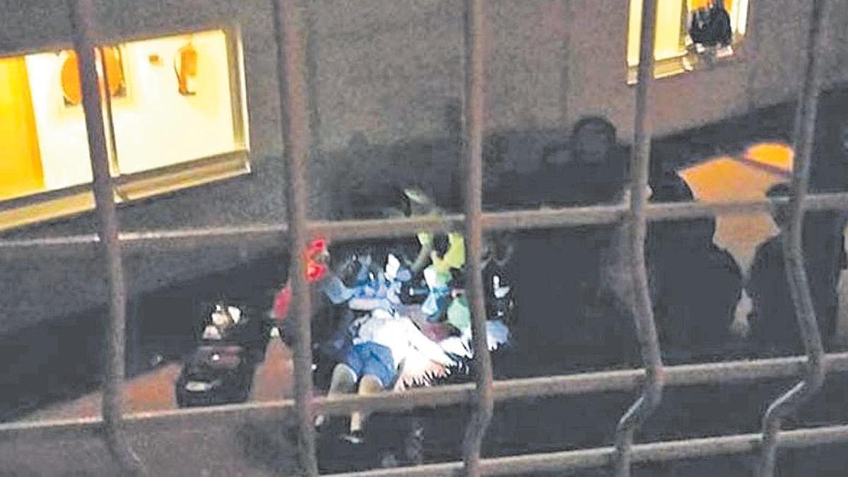 Los equipos médicos atienden al joven tras precipitarse desde la ventana del hotel en 2018.