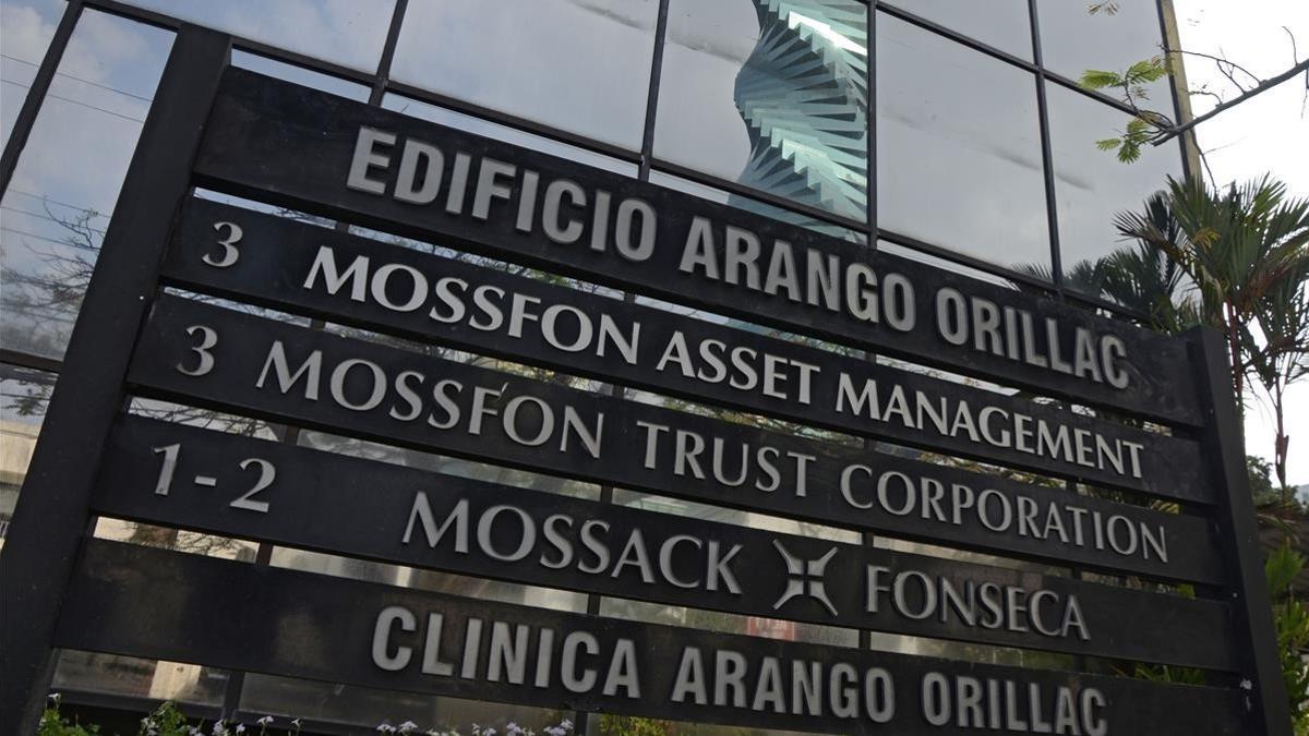 Rótulos exteriores del edificio donde tiene su sede Mossack Fonseca en Panamá, el 3 de abril del 2016.