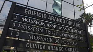 Rótulos exteriores del edificio donde tiene su sede Mossack Fonseca en Panamá, el 3 de abril del 2016.