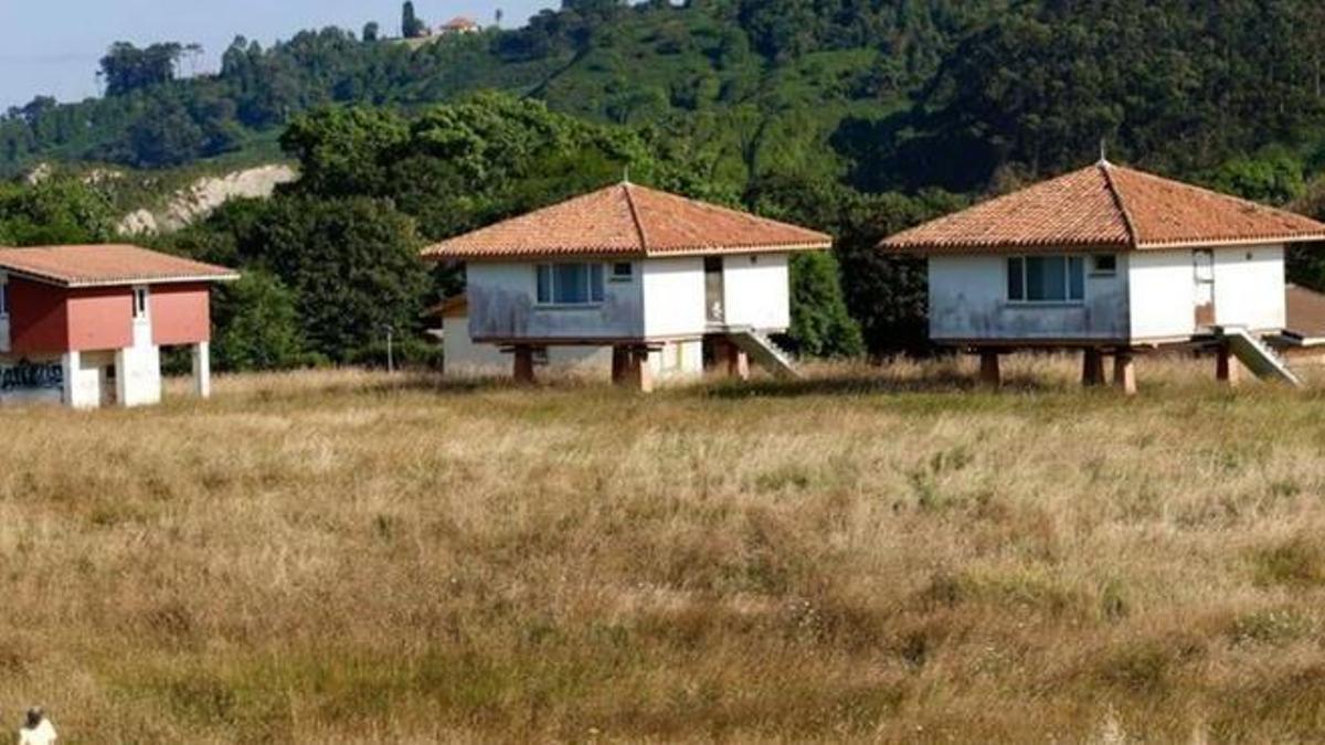 Construcciones singulares de la antigua ciudad de vacaciones de Perlora.