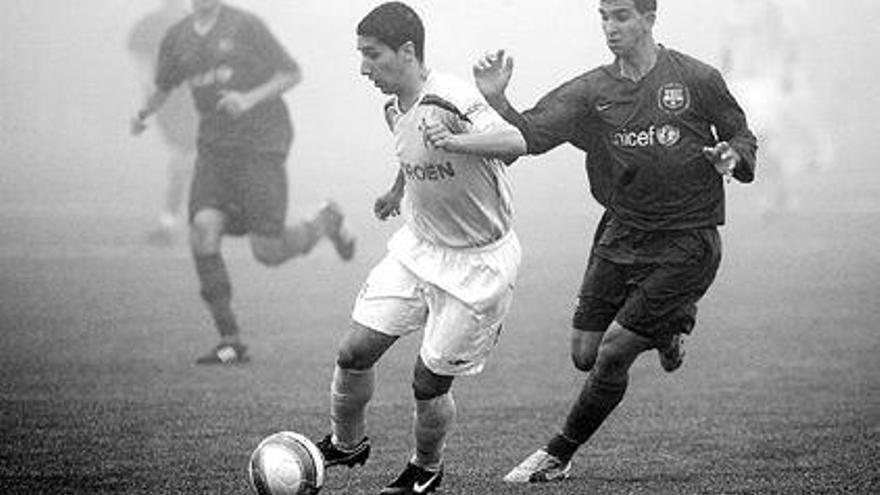 Un jugador vigués conduce un balón en un lance del partido que se disputó bajo una intensa niebla. / Rafa Estévez