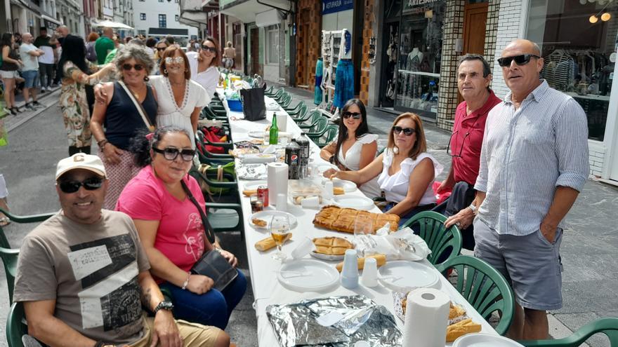 En imágenes: Cudillero se vuelca con su primera comida en la calle