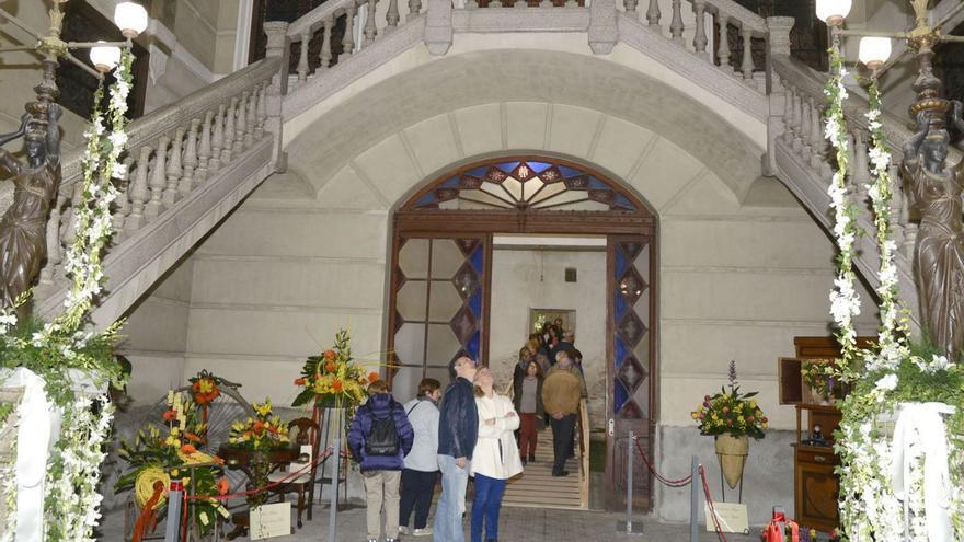 Visitants de la Casa Nouvilas durant una mostra floral de Fires. | CONXI MOLONS