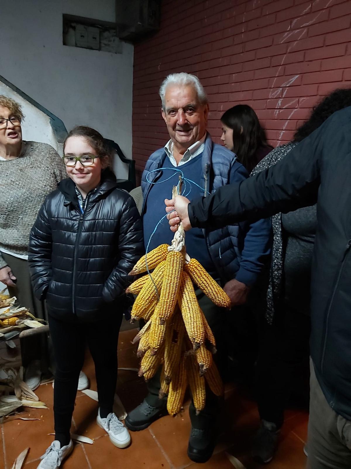 Vecinos de Láneo con una riestra de maíz.