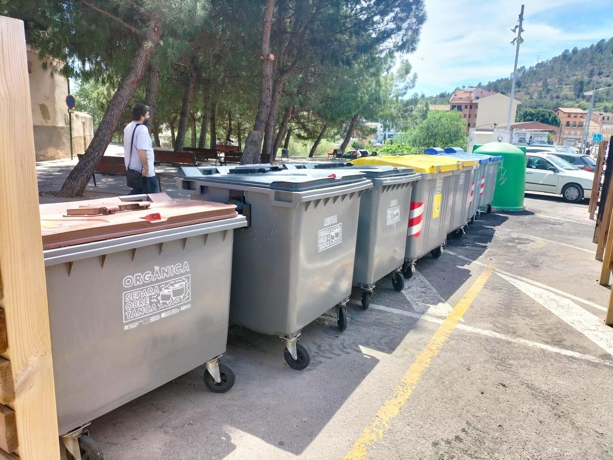 L'Ajuntament ha instal·lat nous contenidors a la zona cremada