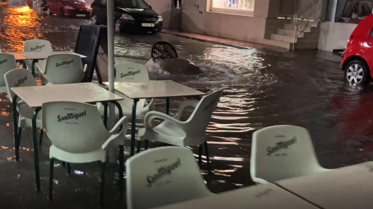 Una tromba de agua inunda la rambla Juan Mateo de Torrevieja.