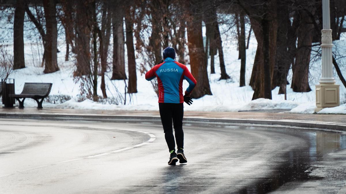 Un hombre corre por una nevada calle moscovita.