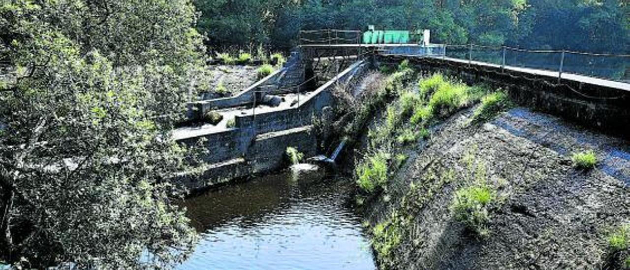 Presa del río Lérez en Bora. |  // RAFA VÁZQUEZ