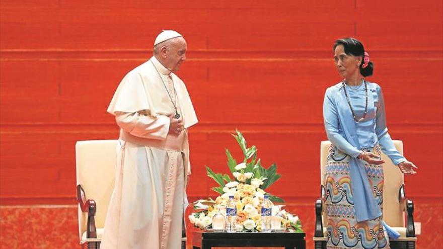 El Papa elude citar a los rohinyás ante Suu Kyi