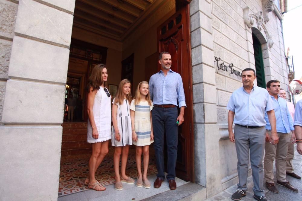 Los Reyes y sus hijas visitan la exposición de Miró y Picasso en Can Prunera de Sóller