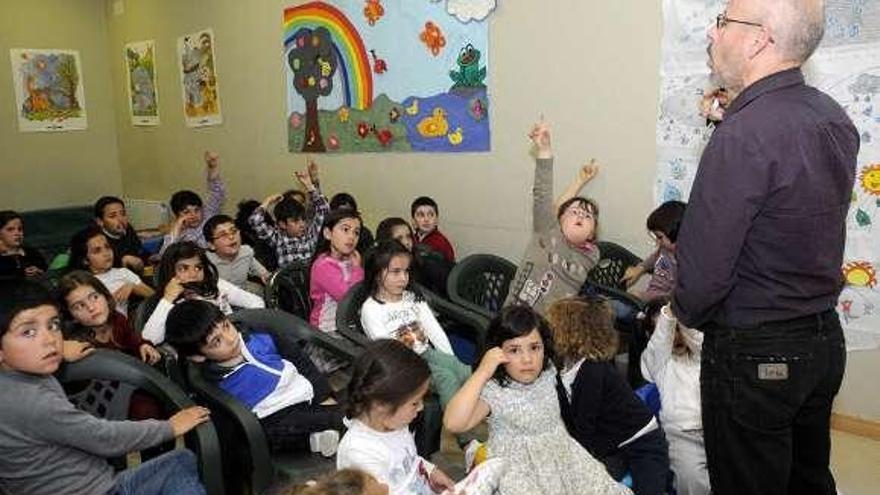 Tobaruela, ayer, en Vilagarcía con niños del Conciliatardes. // Noé Parga