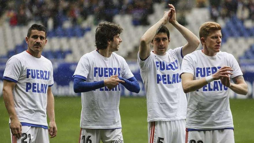 Berjón, Fabbrini, Forlín y Mossa, con la camiseta de apoyo a Pelayo, ayer, antes del comienzo del partido.