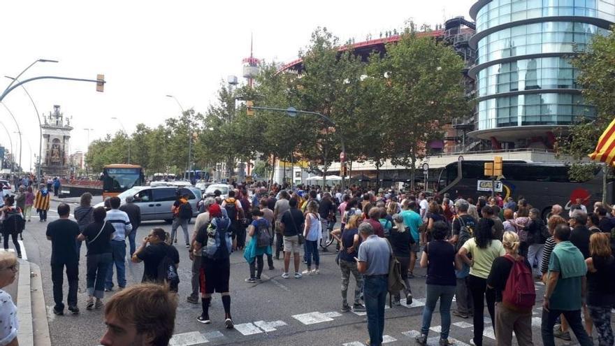 La protesta en Barcelona-Sants se convierte en una marcha hasta la plaza España y Gran Vía