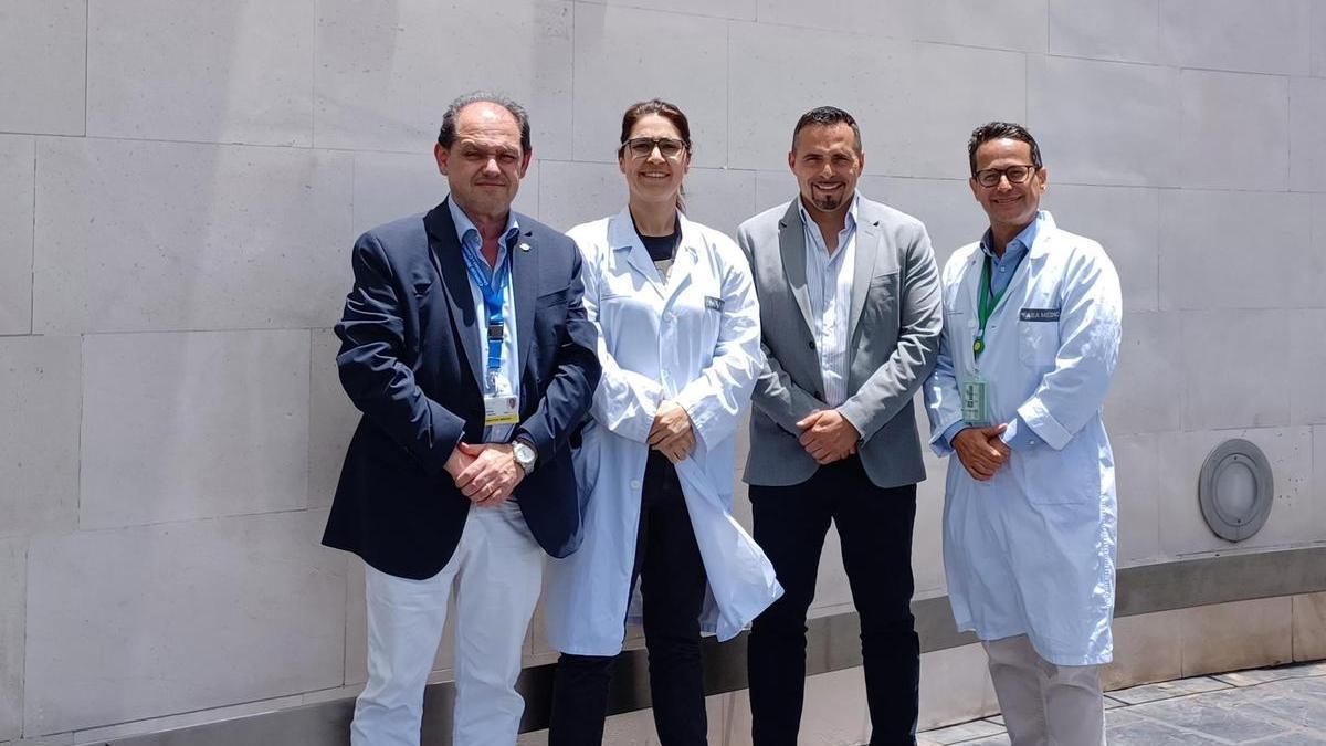 El gerente del HUC junto a parte del equipo que ha sido reconocido