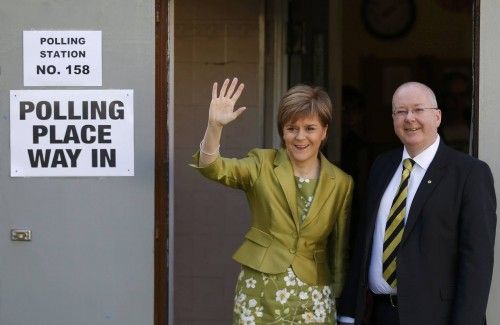 Nicola Sturgeon, líder del partido nacionalista escocés, el SNP, ha votado en la localidad de Broomhouse.